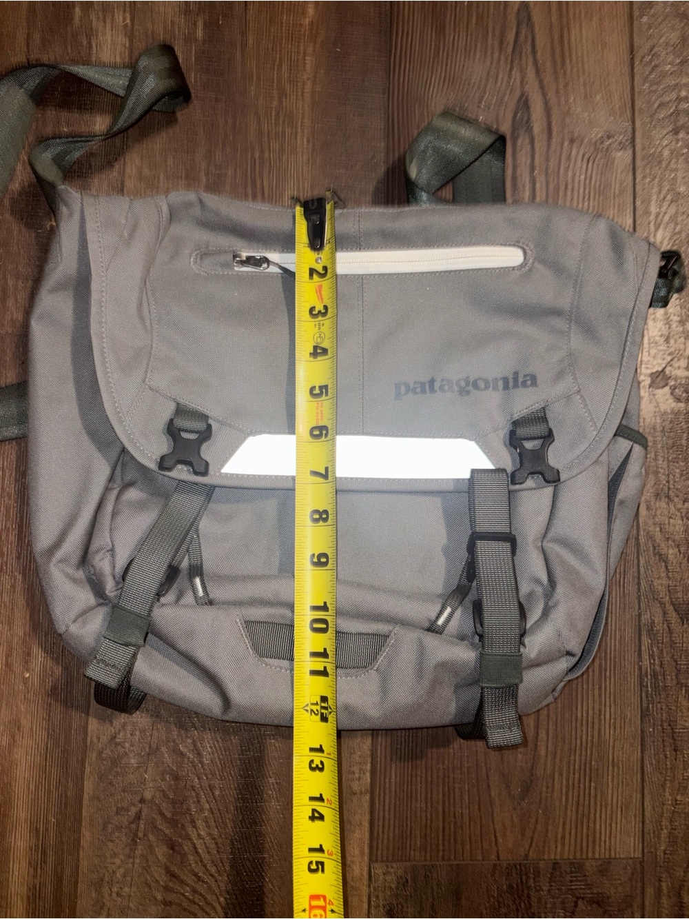 Patagonia messenger bag features dual buckle closures on the front flap - Picture 5 of 6